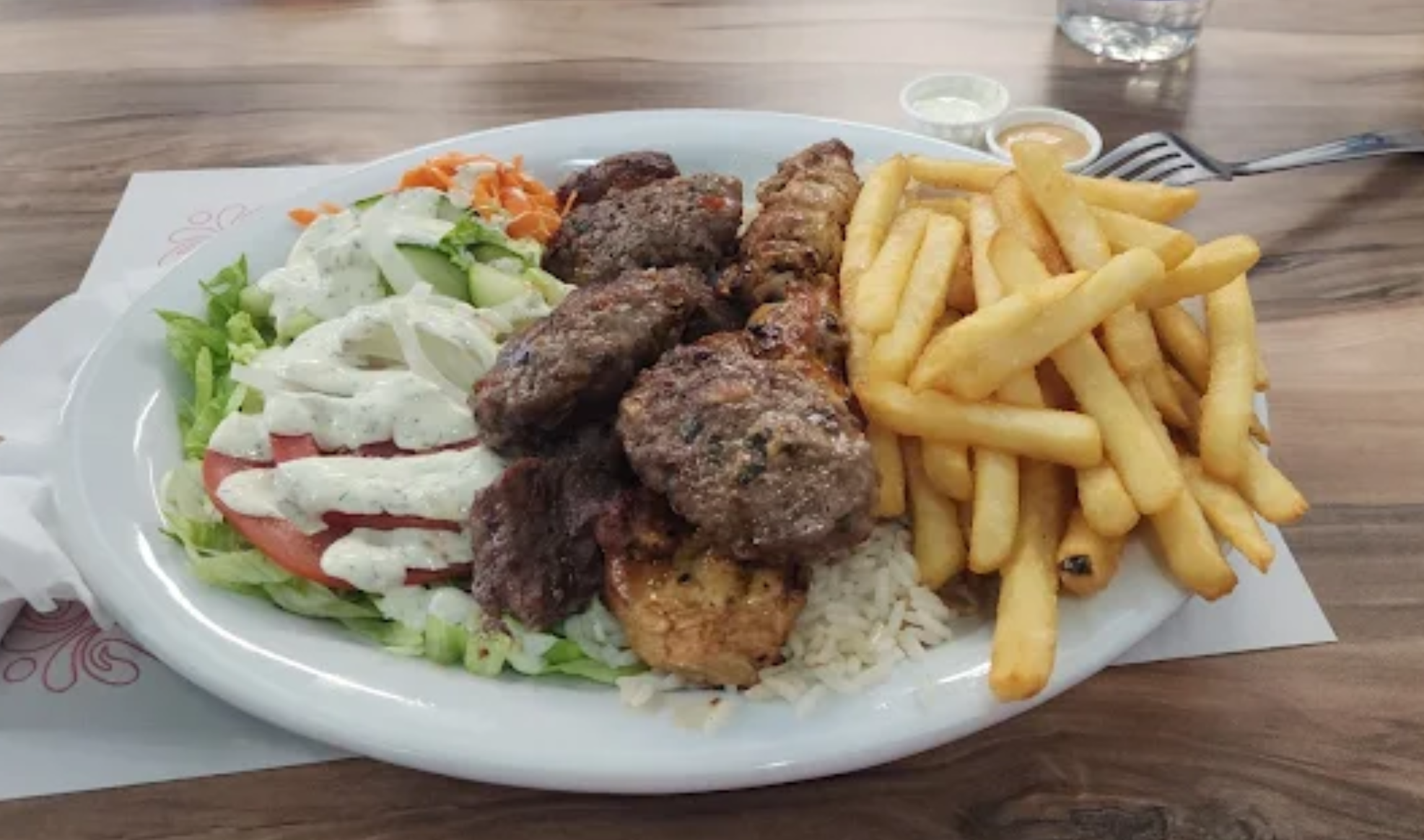 Köfte, frites et riz